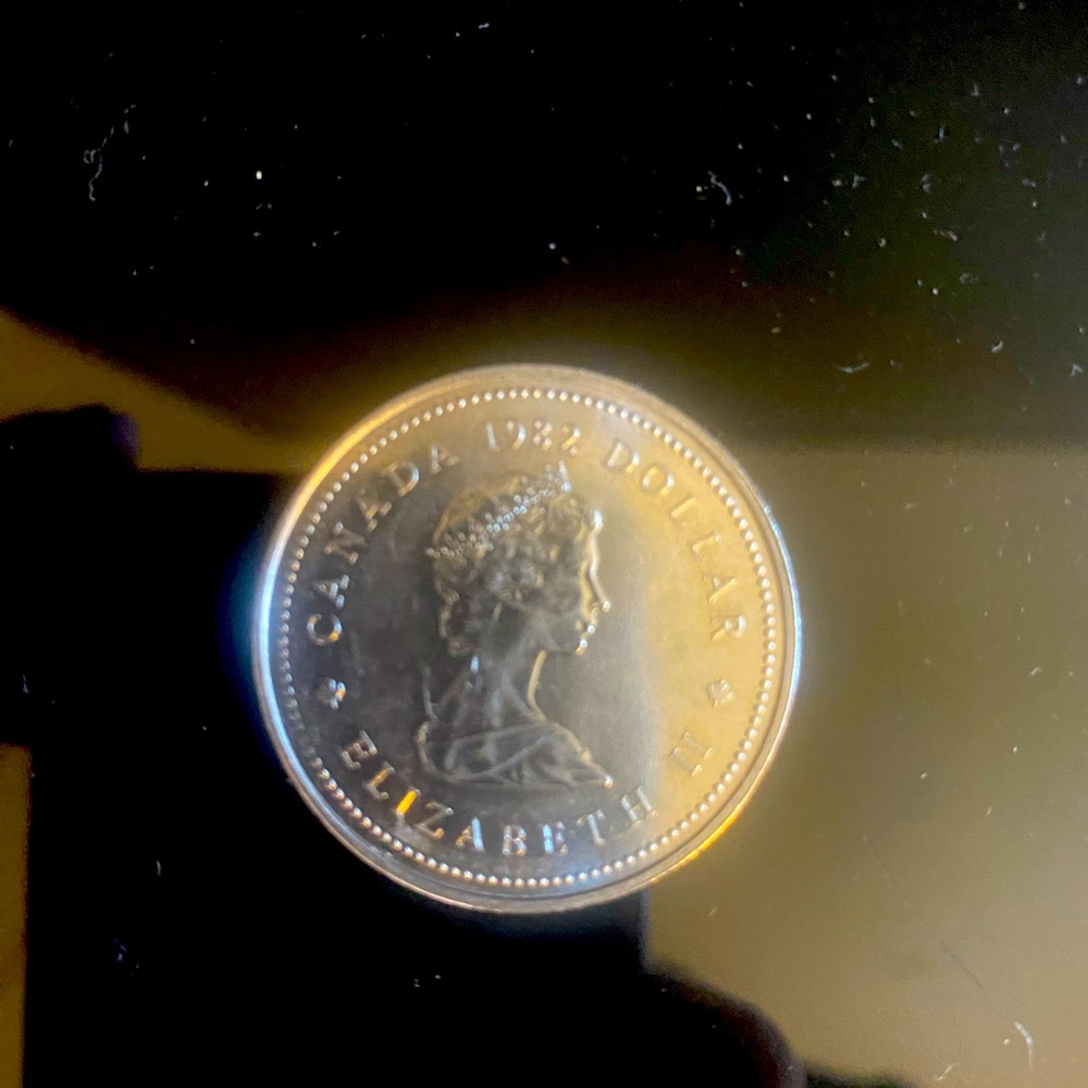 VGC 1982 Canadian Confederation-Constitution Collectible dollar coin !!